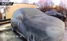 الجليد يصنع لوحة فنية من سيارة في موسكو