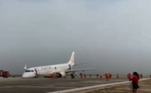 طائرة تهبط على عجلاتها الخلفية فقط في مطار ماندالاي