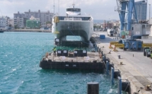 أول سفينة تحمل مساعدات إلى غزة تبحر من رصيف ميناء في قبرص