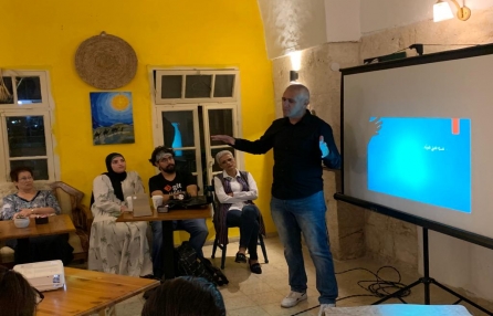 الباحث الدكتور إيهاب حسين ضيفا على مقهى مجاز الثقافي في مدينة شفاعمرو