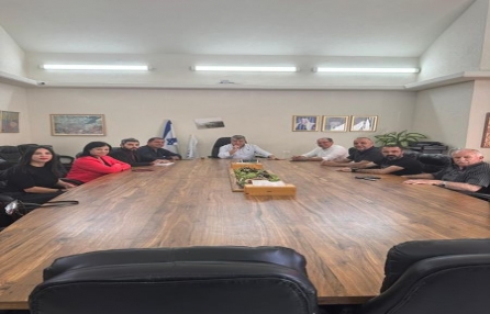 رئيس بلدية شفاعمرو ناهض خازم يعقد جلسة طارئة على ضوء اشعال الحريق المفتعل بالقرب من دار البلدية