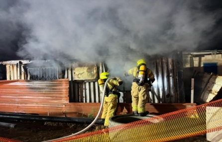 اخماد حريق اندلع في بيت متنقل (كرفان) في جسر الزرقاء