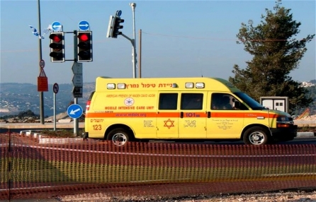 إصابة ثلاثة أشخاص بجروح متفاوتة إثر حادث طرق وقع بين مركبتين على شارع 44 في القدس